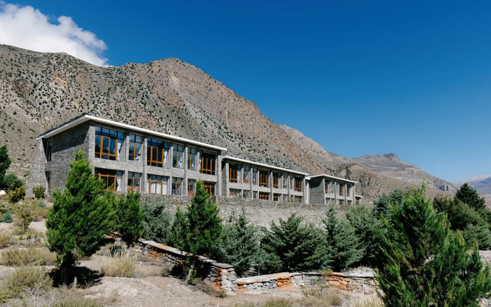 Shinta Mani Mustang Helicopter Charter: High-Altitude Logistics